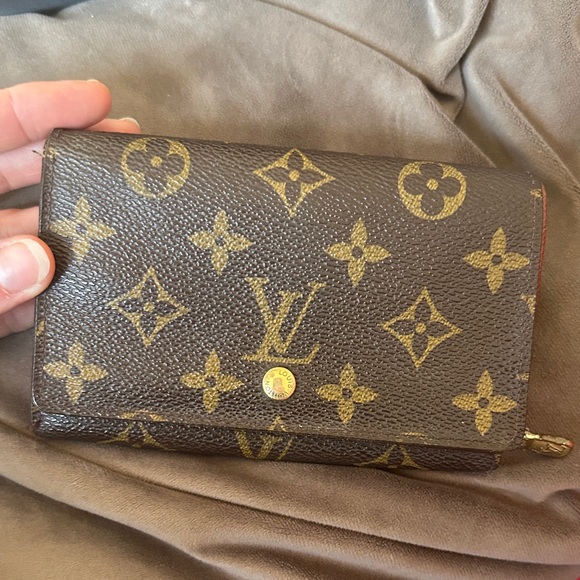 Louis Vuitton Gold and Brown Monogram Wallet - Picture 10 of 11
